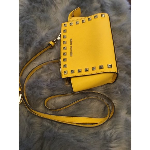 Michael Kors Selma Stud Mini Messenger Studded Gold Sunflower Gold Crossbody Pur - Picture 4 of 5